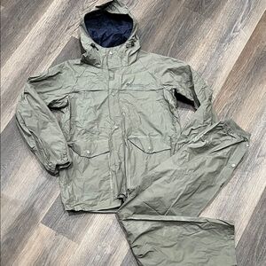 (17) Columbia Men's Green Raincoat Set